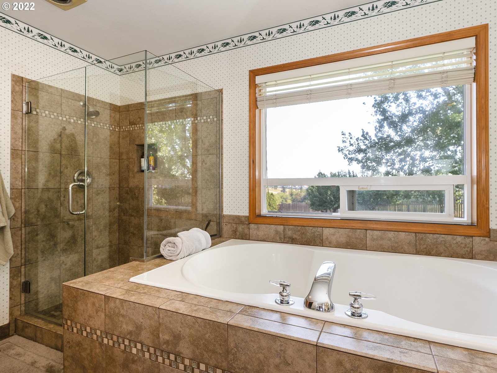 2286 South 31st Court Ridgefield, WA 98642 - Photo 17 of 31 a bath tub sitting next to a window