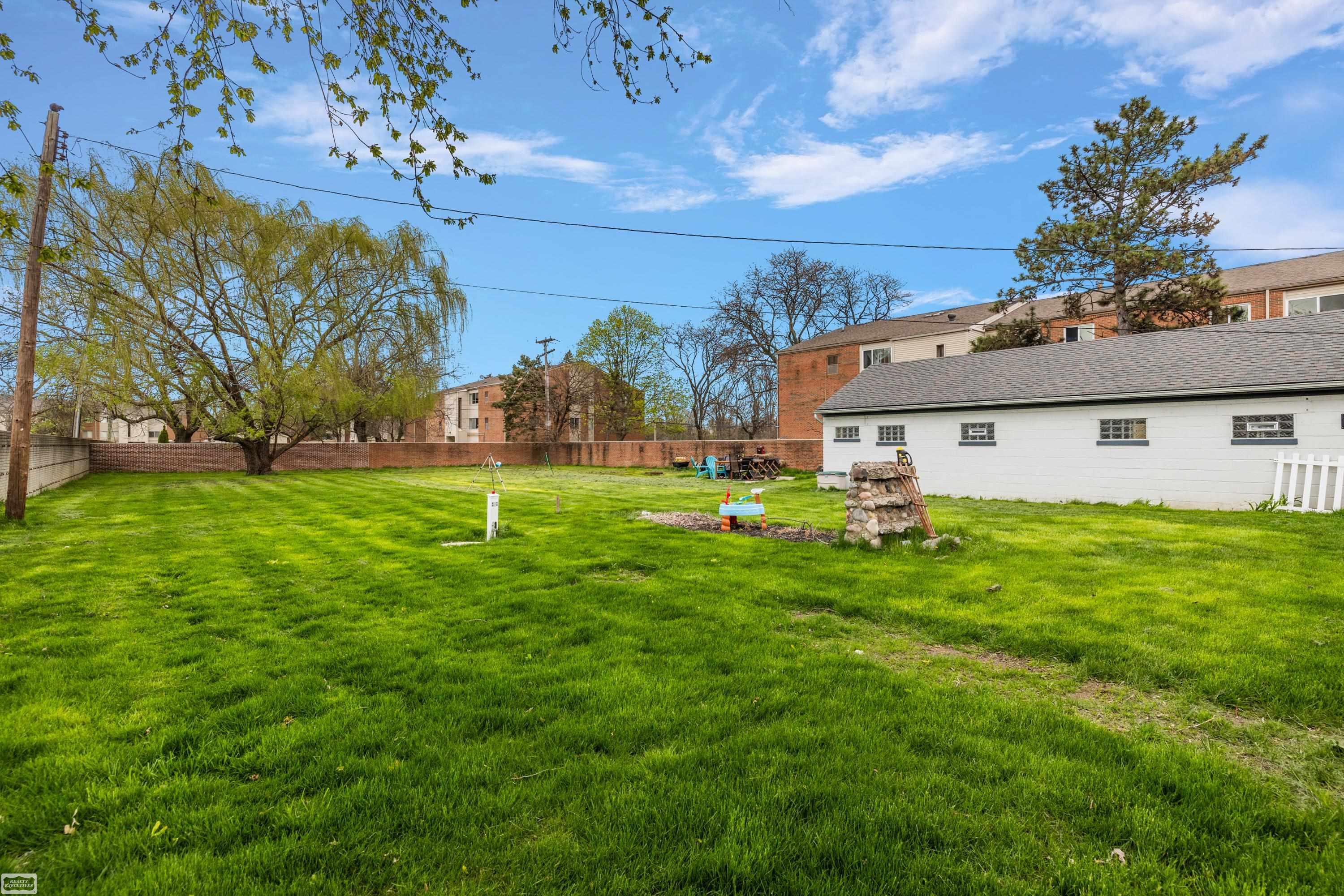 16935 East 14 Mile Road Fraser, MI 48026 - Photo 6 of 44 50139825-e0420e29-9bbb-4cb0-aa3b-95487c96f675.JPG