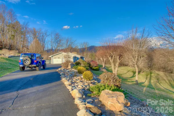 $725,000 | 220 Grand View Lane, Burnsville, NC 28714