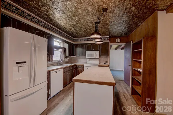 $725,000 | 220 Grand View Lane, Burnsville, NC 28714