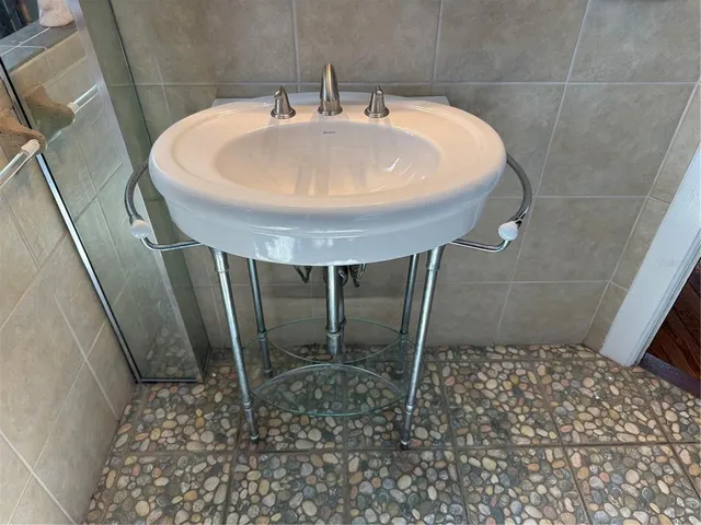 a view of livingroom with furniture and a ceiling fan