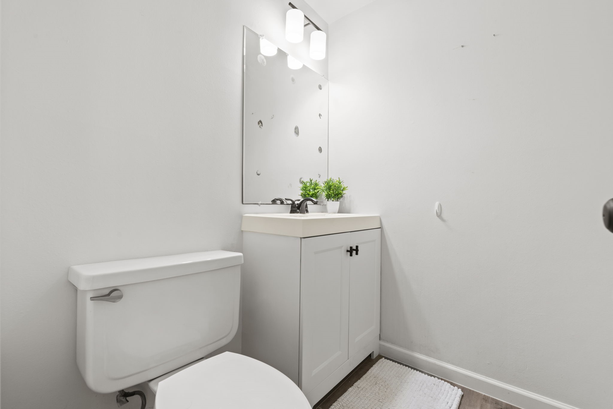 1115 Augusta Drive, Unit 26 Houston, TX 77057 - Photo 10 of 23 Crisp and clean powder room on 1st floor