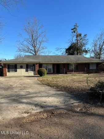 $239,900 | 2 Alta Vista Circle, Greenwood, MS 38930