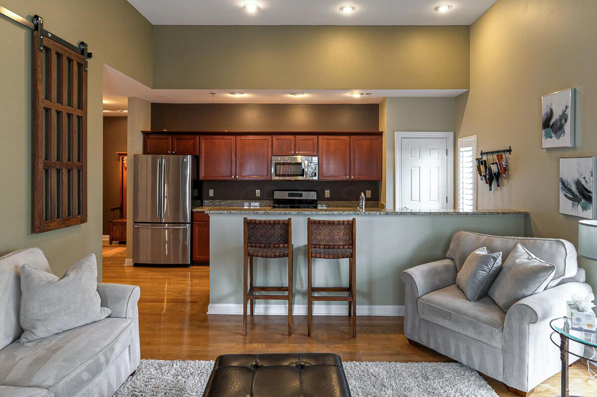 1774 Ridgecliff Road Upper Arlington, OH 43221 - Photo 6 of 32 Breakfast bar seating
