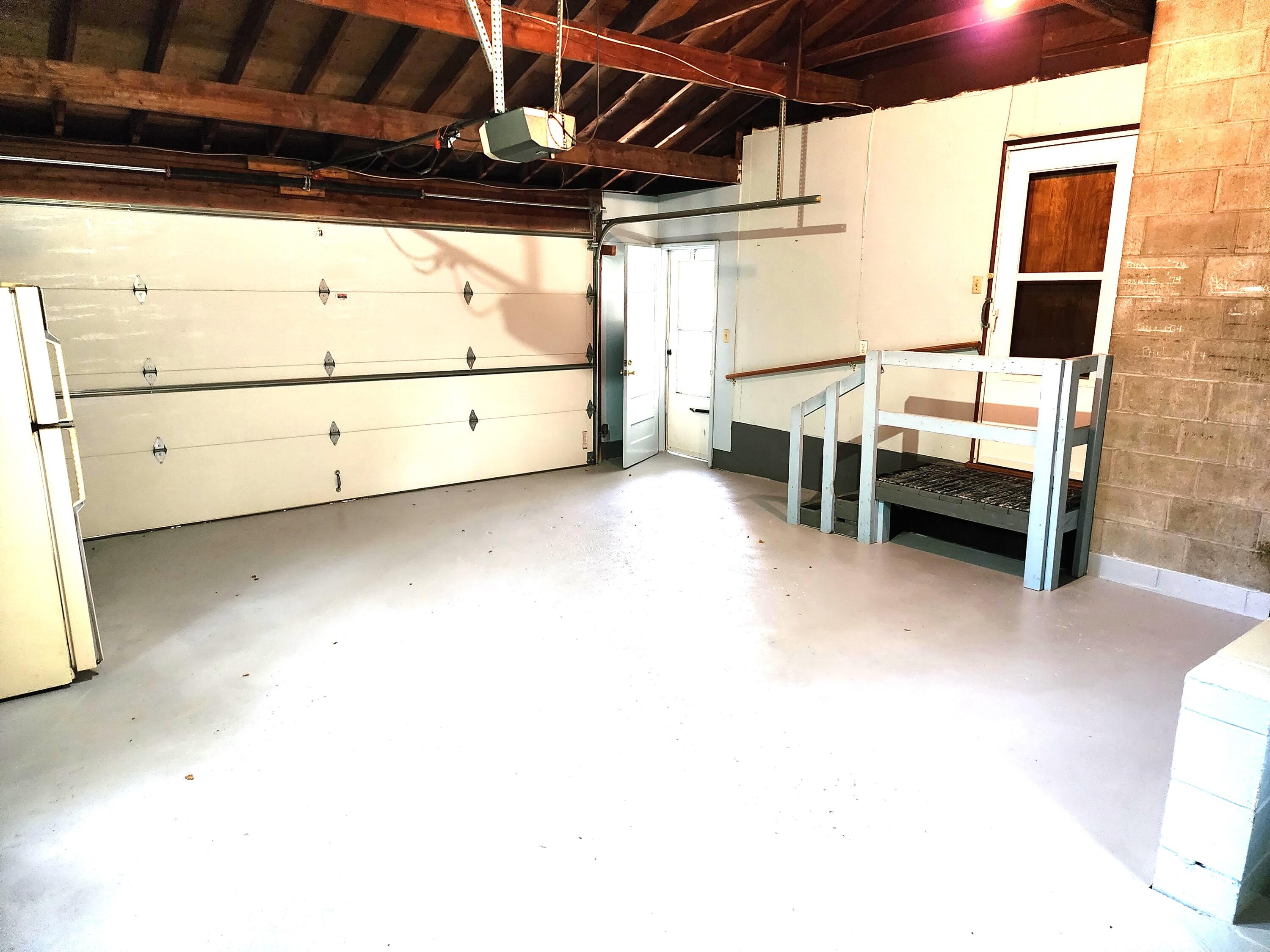5170 Whitehall Road Muskegon, MI 49445 - Photo 12 of 21 garage