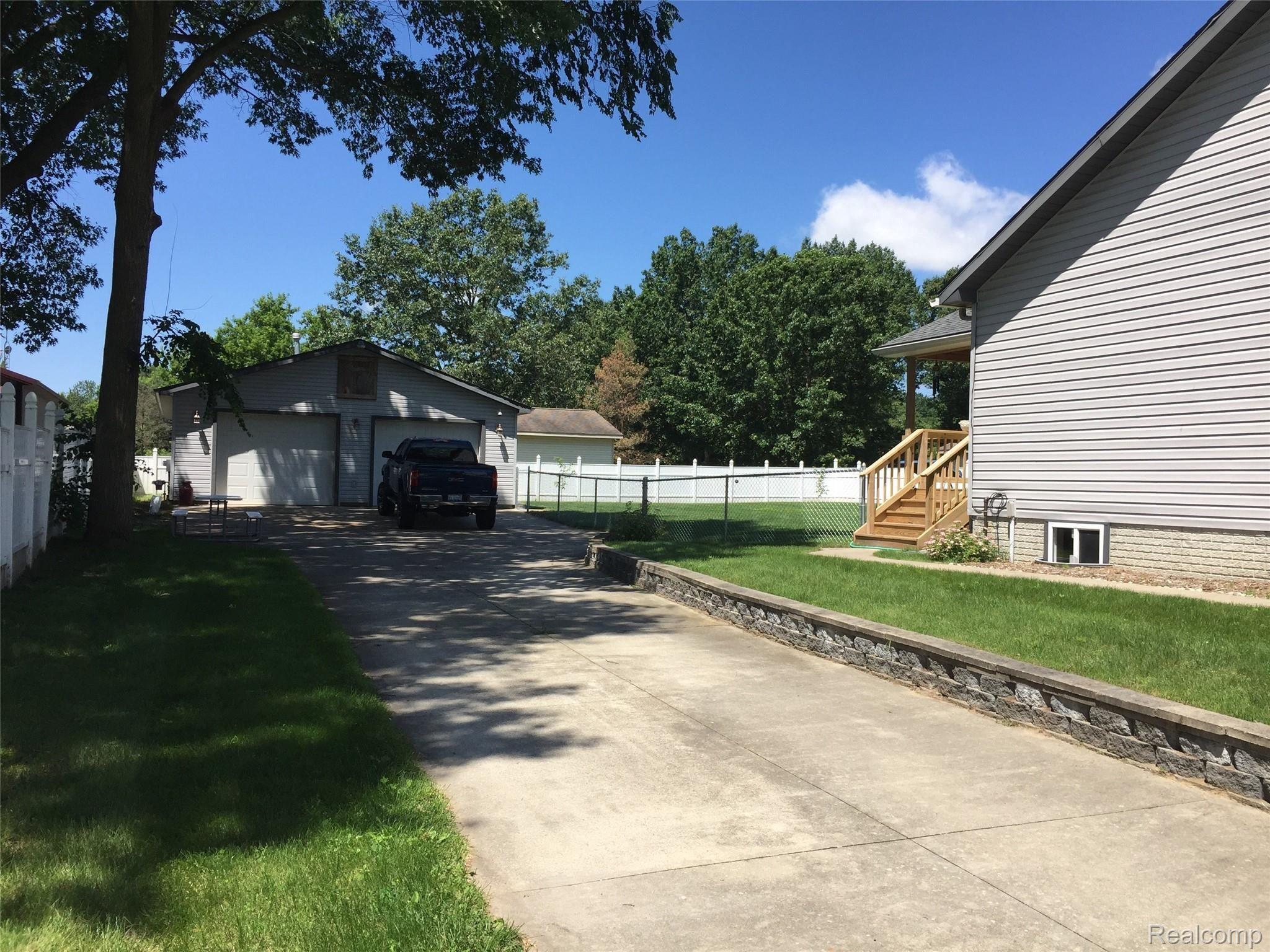 7047 Gillette Road Flushing, MI 48433 - Photo 22 of 38 7047 d.jpg
