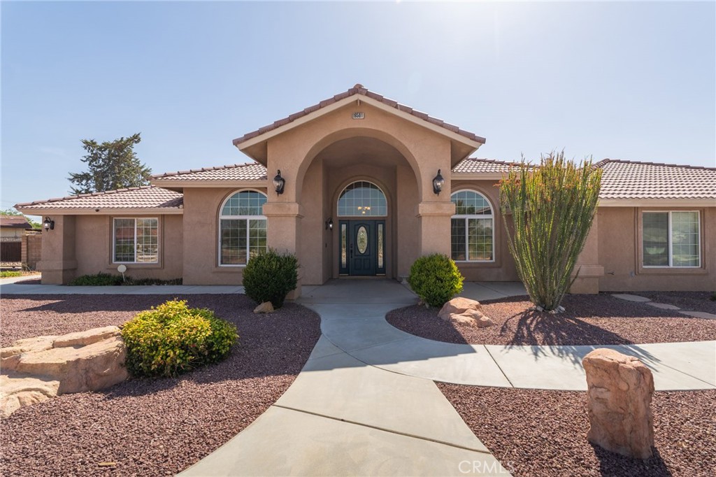 19501 Kinai Road Apple Valley, CA 92307 - Photo 5 of 49 a view of a house with a garden