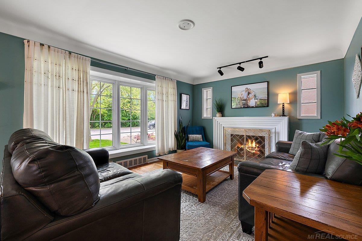 1084 Vernier Road Grosse Pointe, MI 48236 - Photo 5 of 32