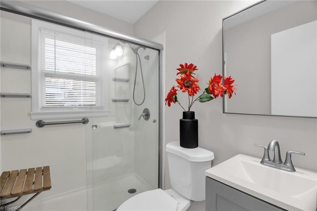 828 Circle Drive High Point, NC 27262 - Photo 14 of 34 Full bathroom
