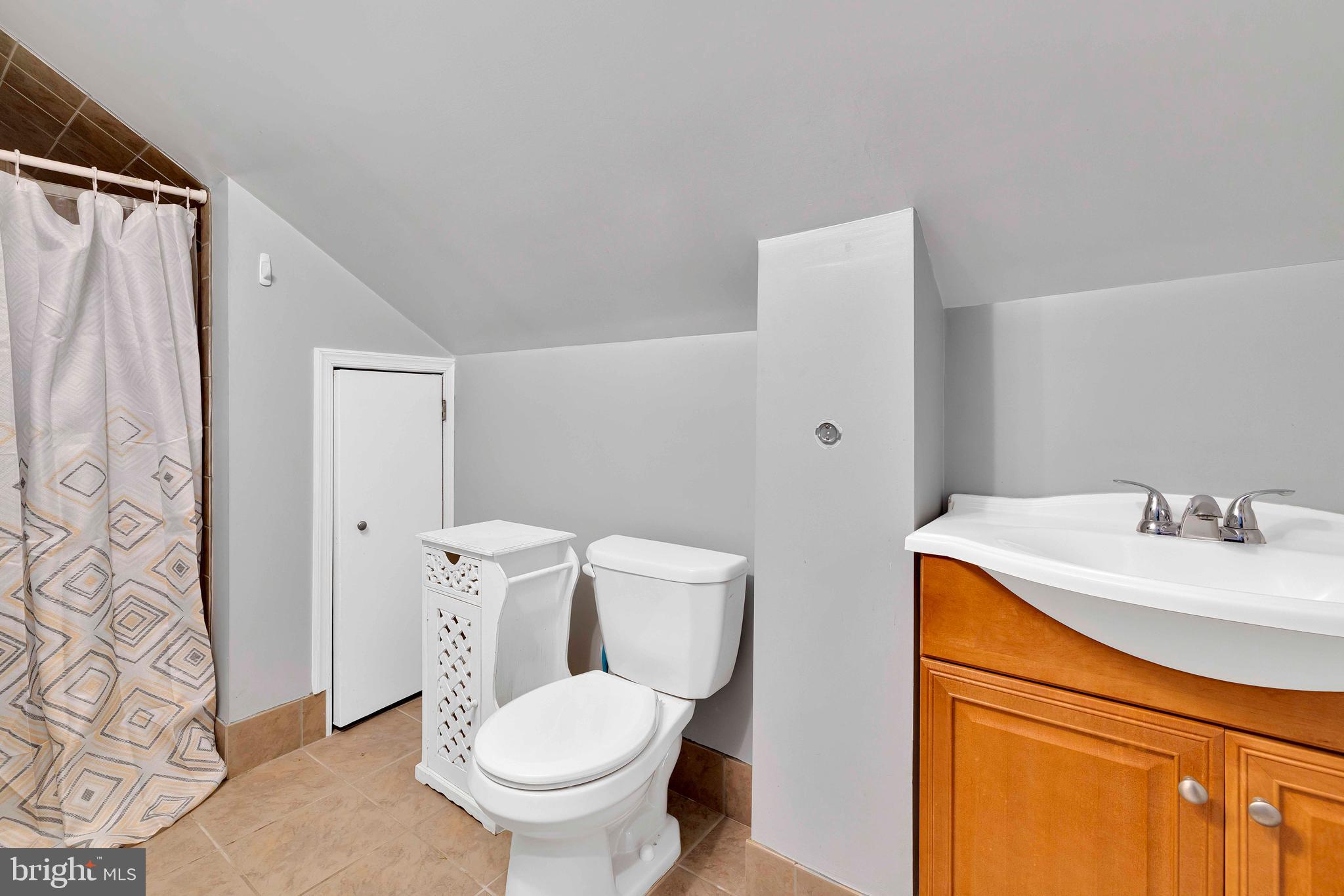 833 Emerson Street Philadelphia, PA 19111 - Photo 22 of 31 2nd Floor Full Bathroom