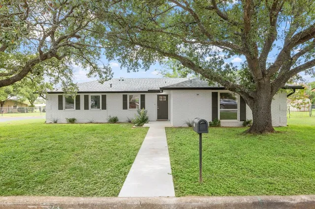$419,000 | 323 Broadmoor Street, Fredericksburg, TX 78624