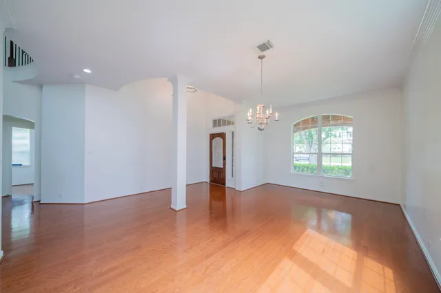 $5,800 | 1415 Sue Barnett Drive, Houston, TX 77018