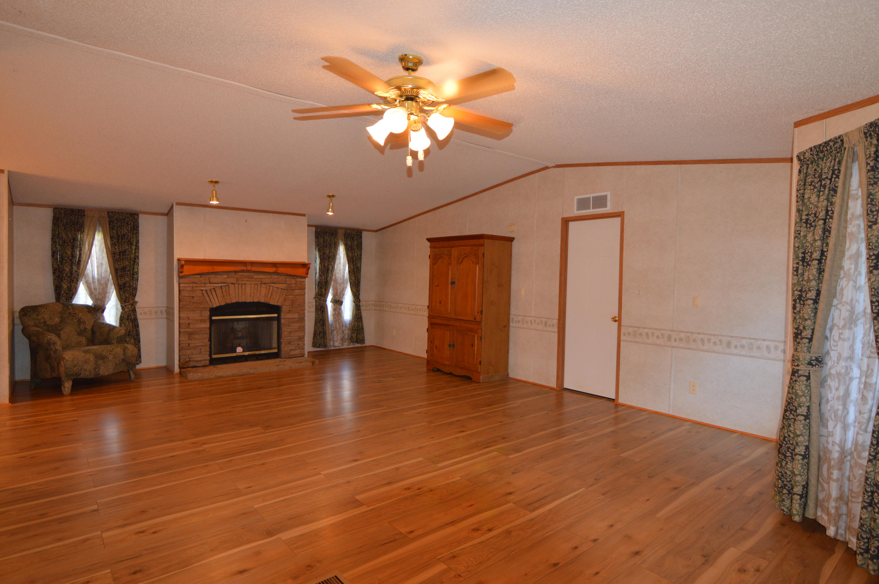 208 Northwest Bazel Road Harriman, TN 37748 - Photo 2 of 37 Living Room