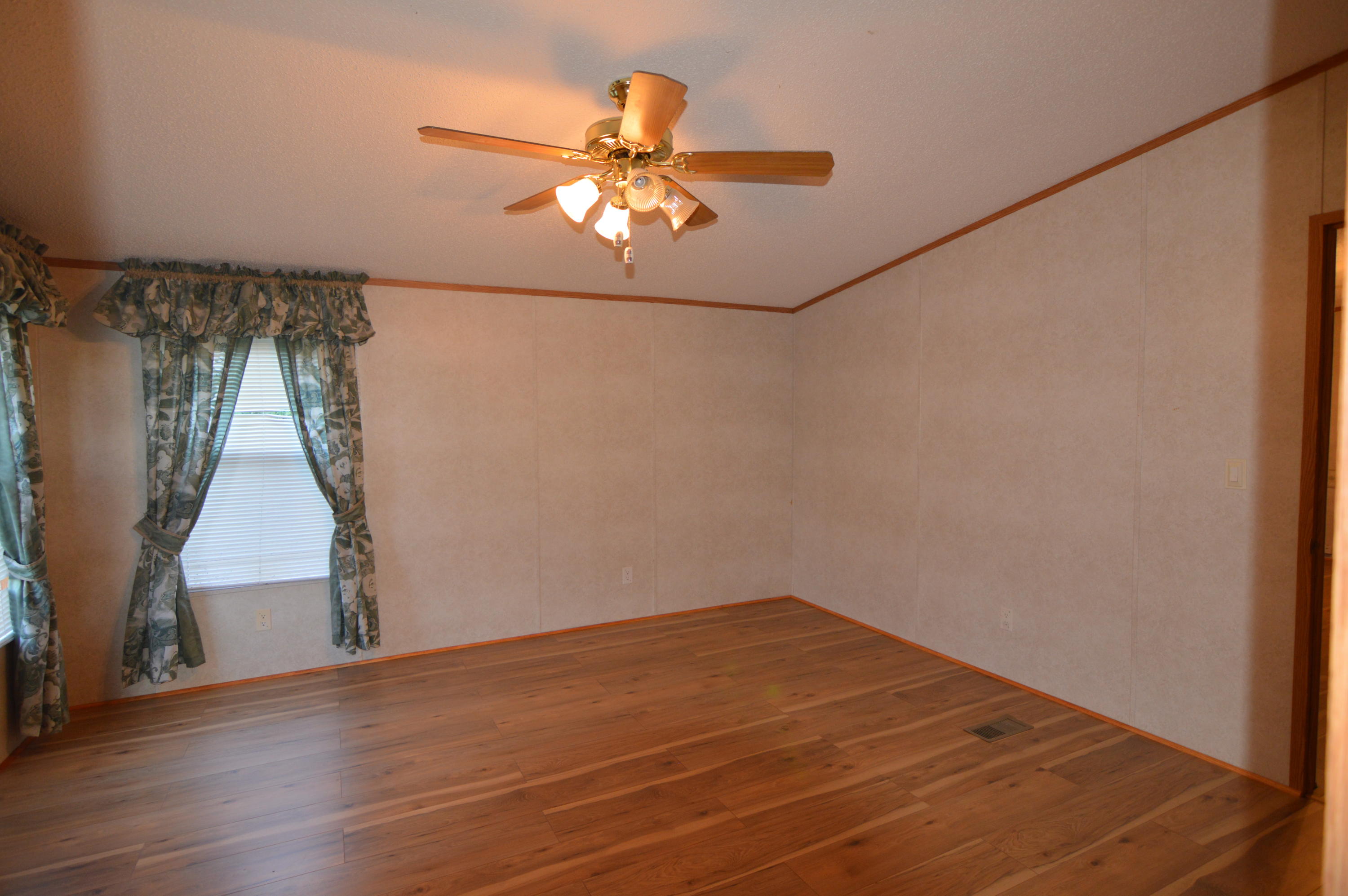 208 Northwest Bazel Road Harriman, TN 37748 - Photo 15 of 37 Master Bedroom