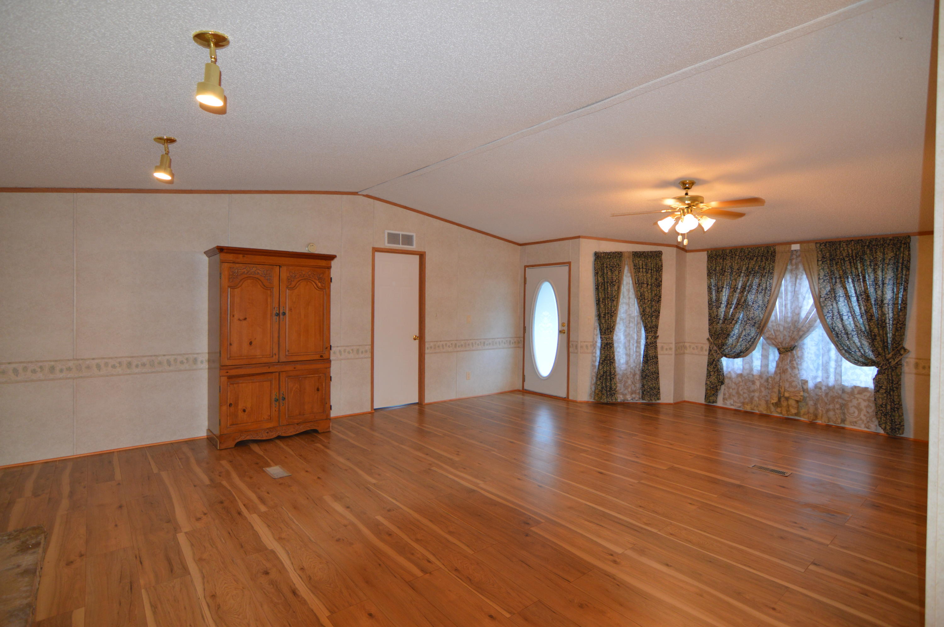 208 Northwest Bazel Road Harriman, TN 37748 - Photo 18 of 37 Living Room