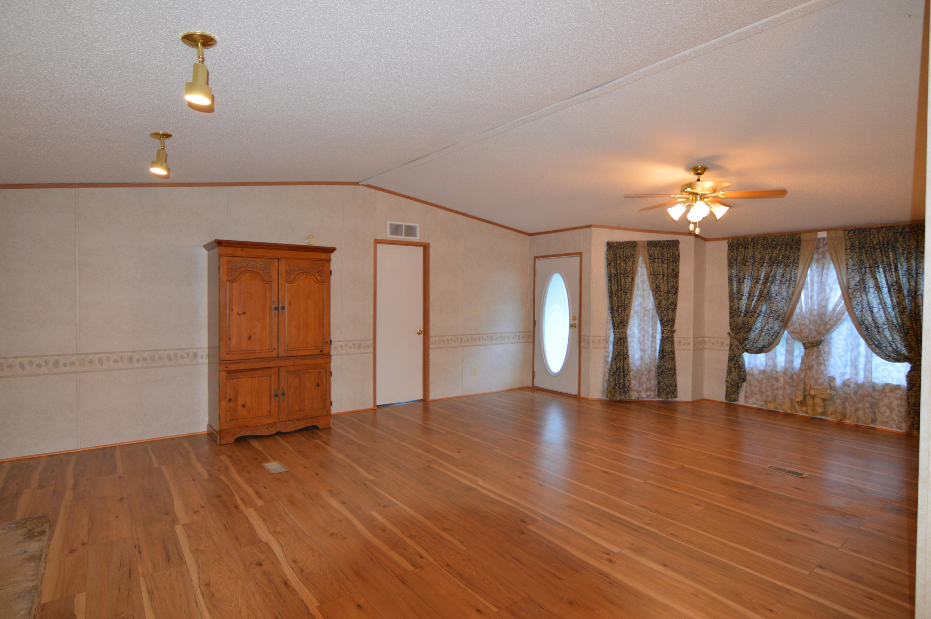 208 Northwest Bazel Road Harriman, TN 37748 - Photo 19 of 37 Living Room