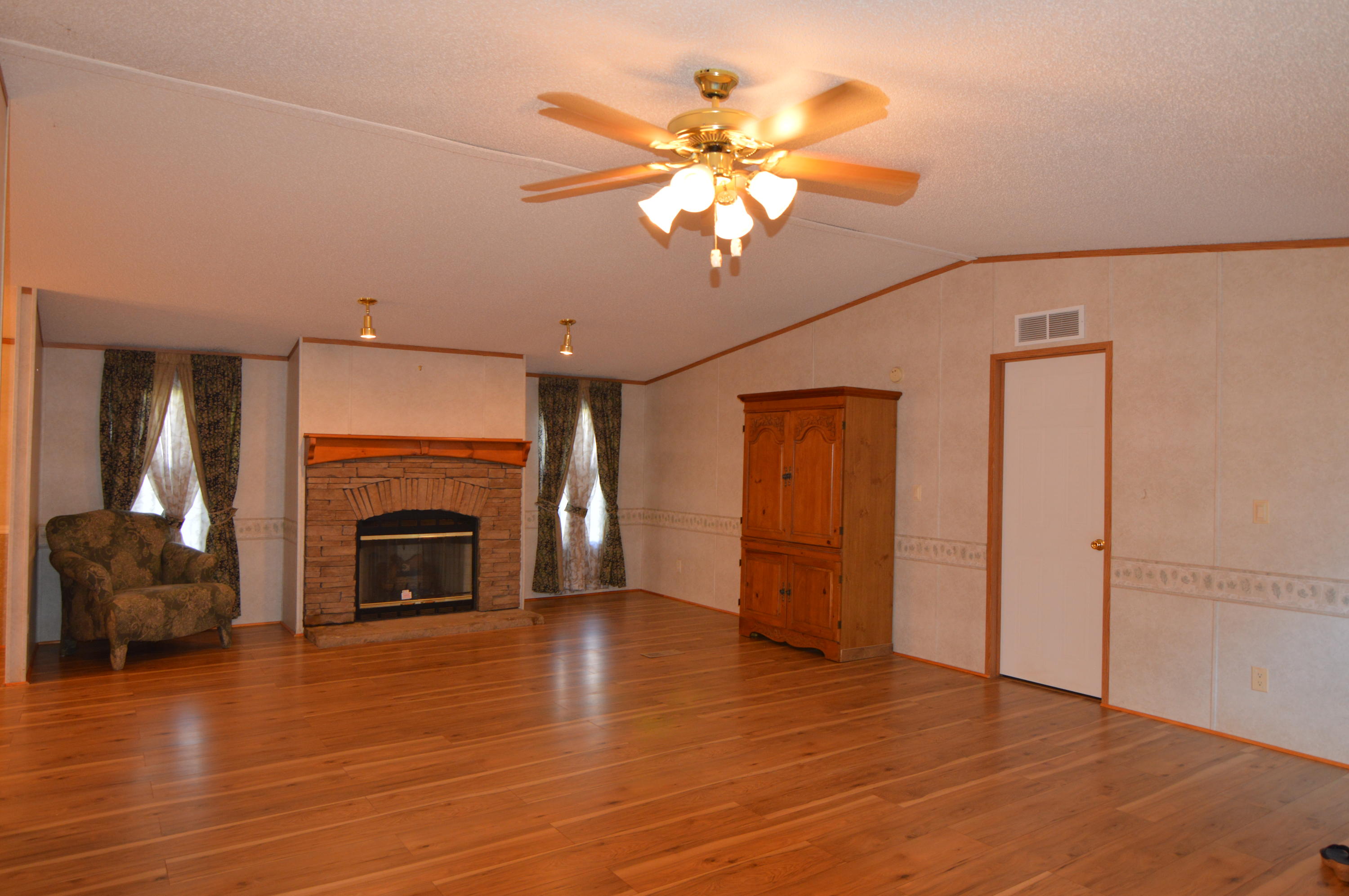 208 Northwest Bazel Road Harriman, TN 37748 - Photo 20 of 37 Living Room