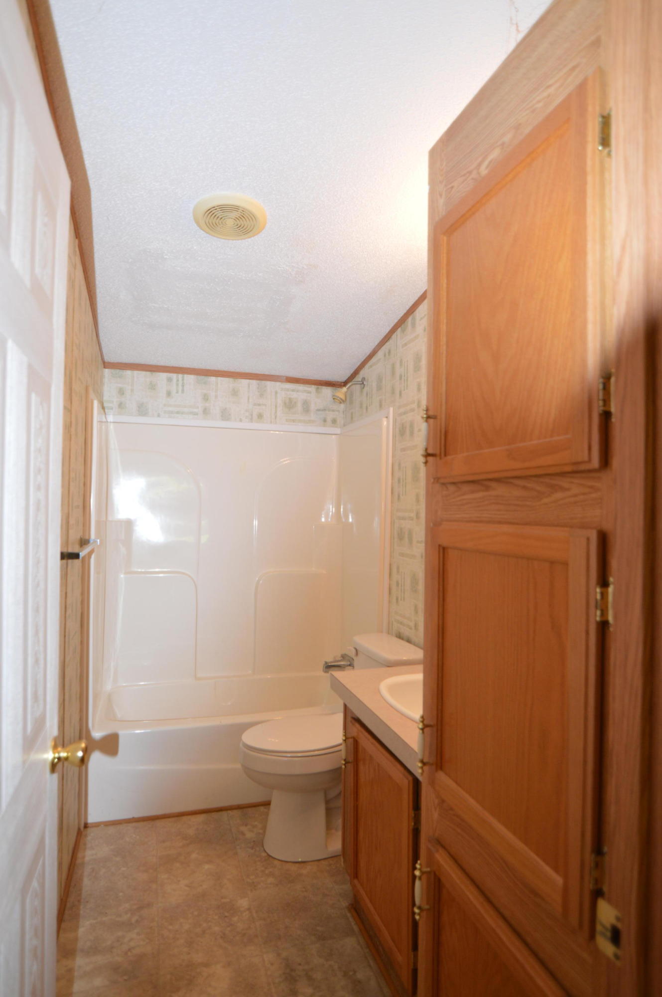208 Northwest Bazel Road Harriman, TN 37748 - Photo 24 of 37 Bathroom