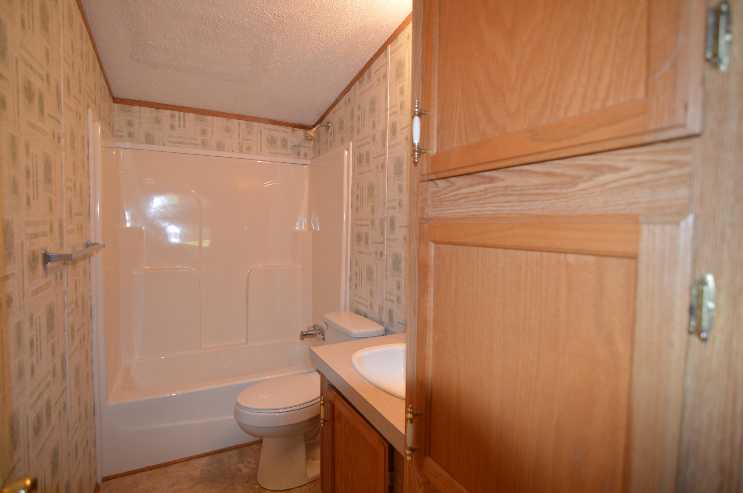 208 Northwest Bazel Road Harriman, TN 37748 - Photo 25 of 37 Bathroom