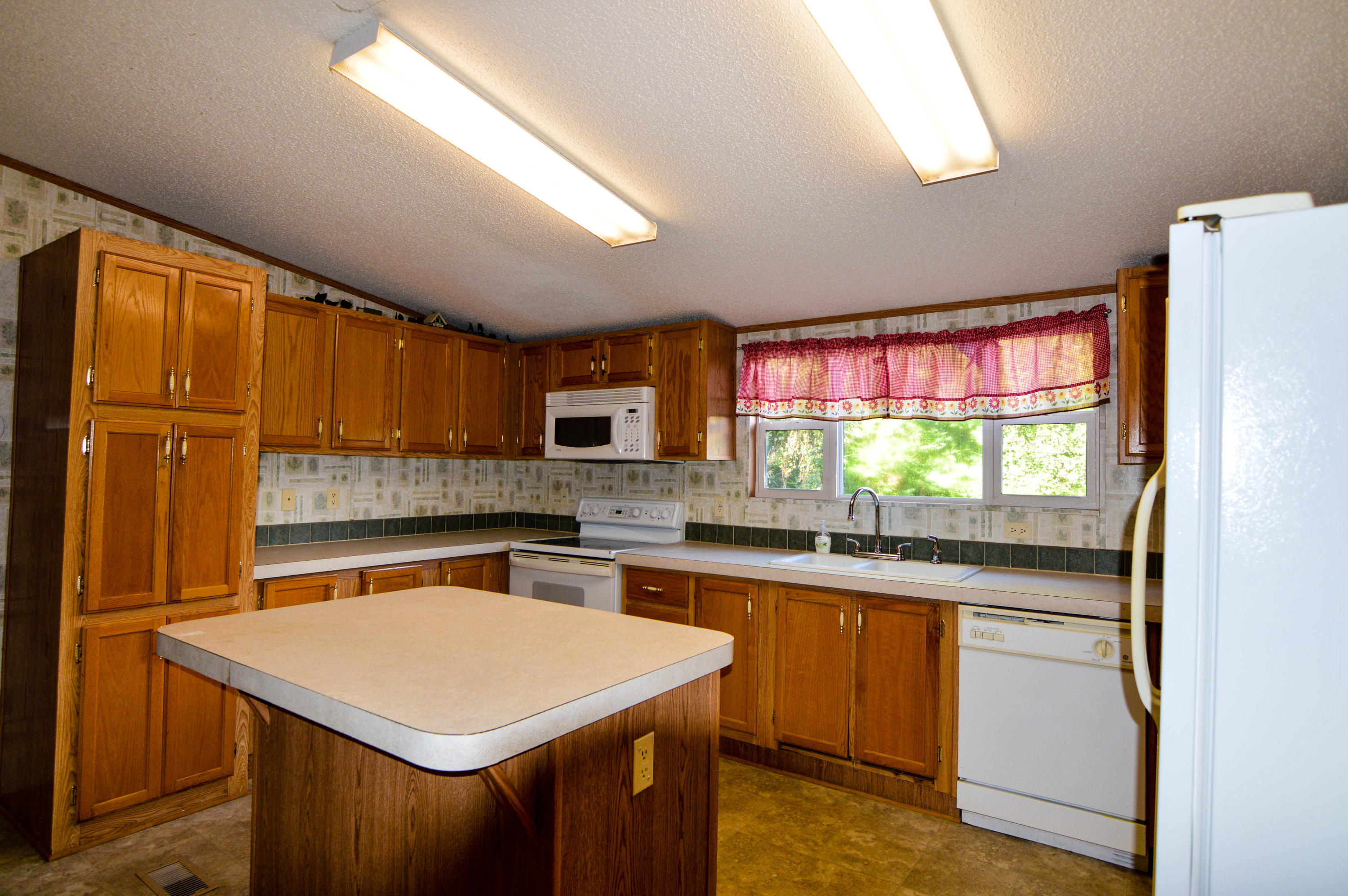 208 Northwest Bazel Road Harriman, TN 37748 - Photo 4 of 37 Kitchen