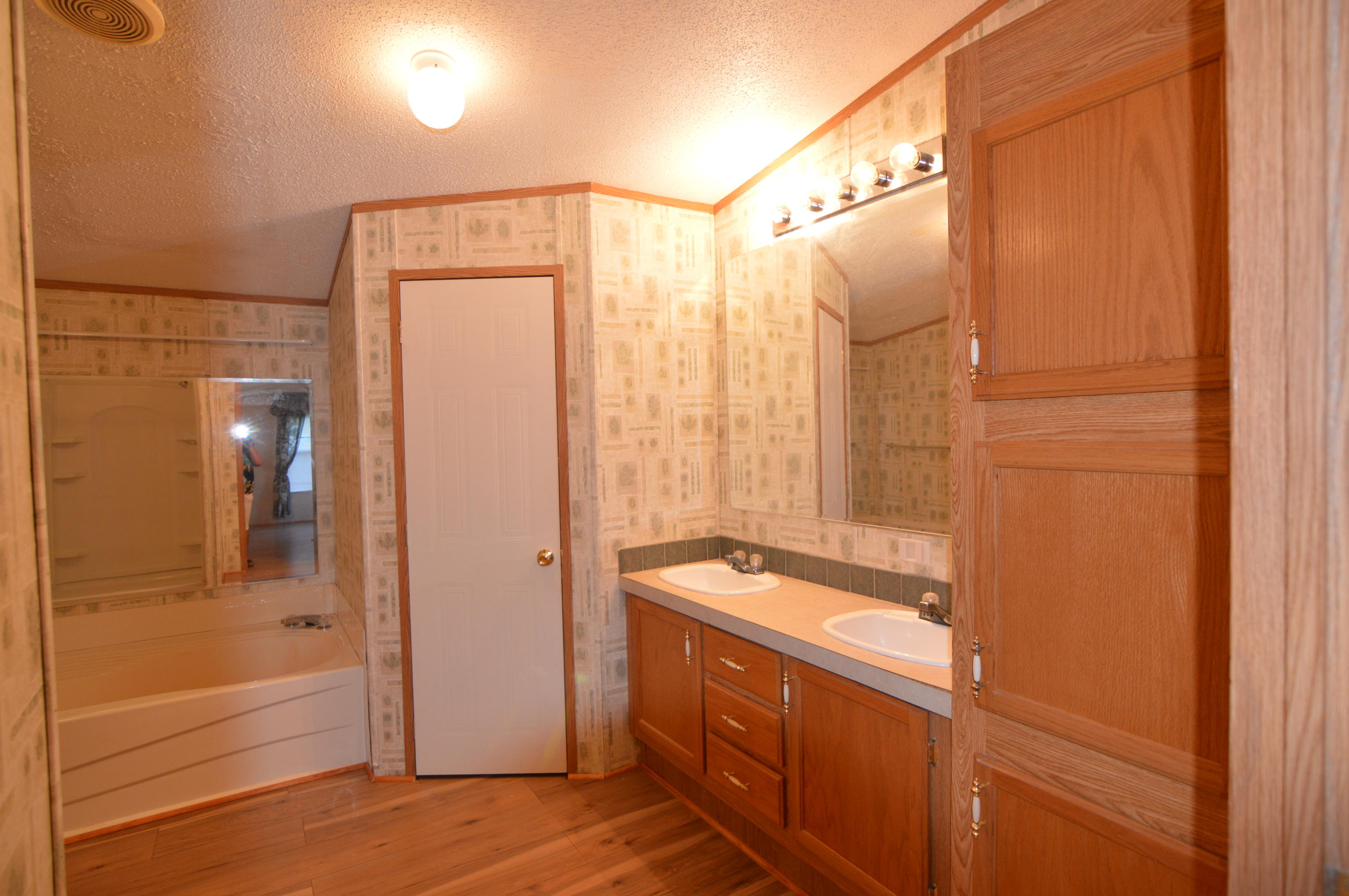 208 Northwest Bazel Road Harriman, TN 37748 - Photo 6 of 37 Master Bathroom
