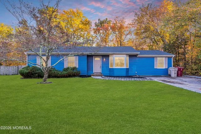 a view of a house with a backyard