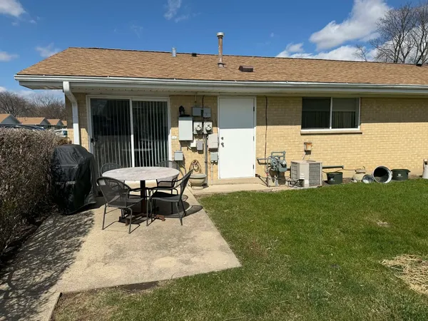 $238,000 | 813 Valley Stream Drive, Unit D, Wheeling, IL 60090