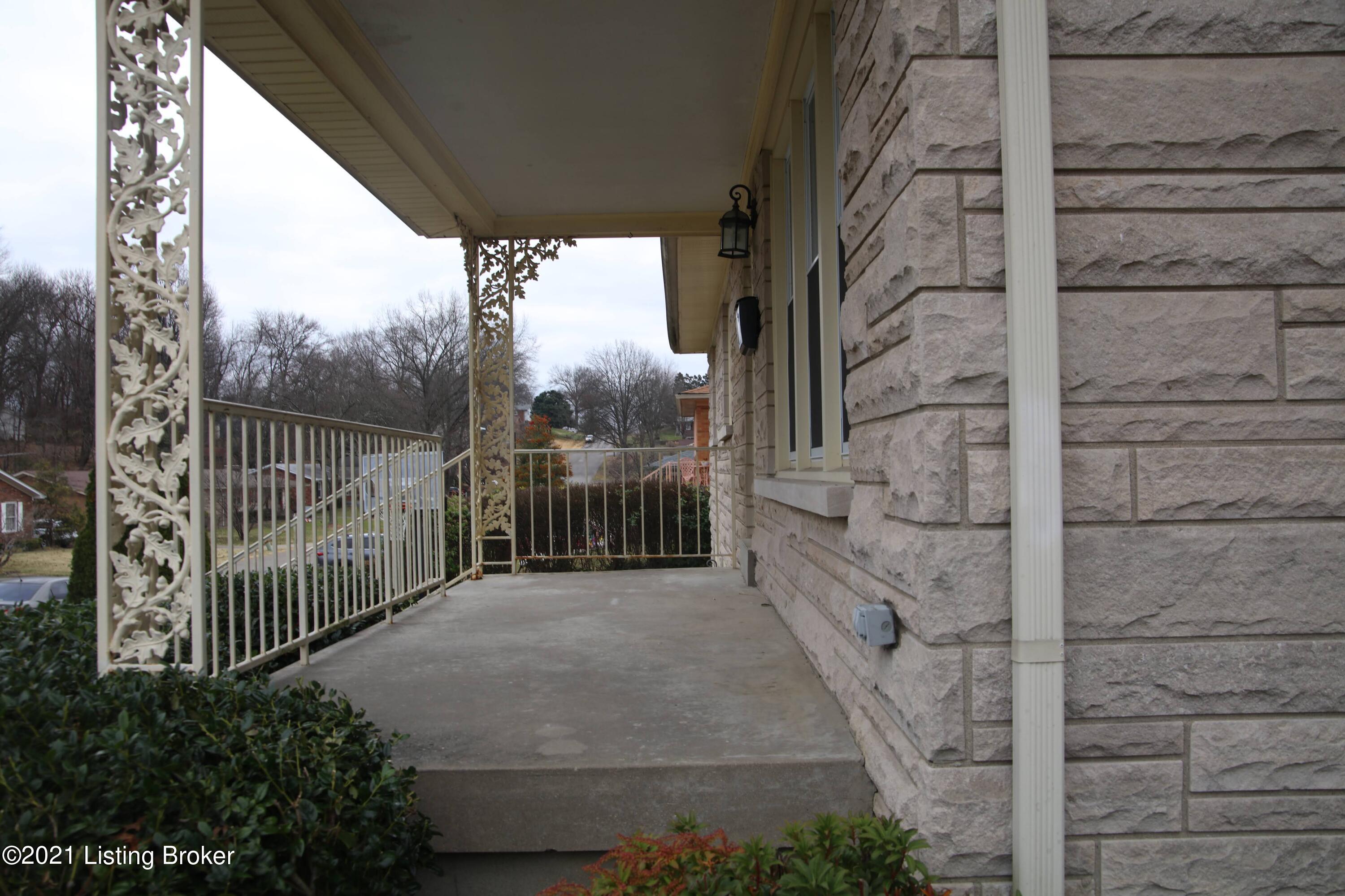 1552 Knight Road Louisville, KY 40216 - Photo 3 of 41 201A9087