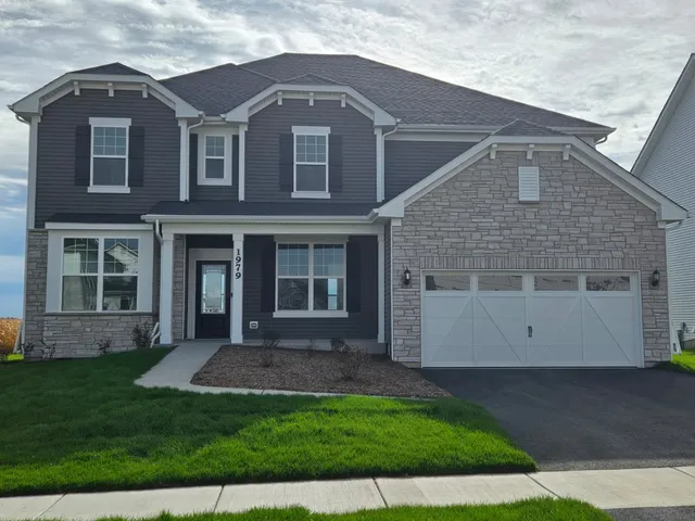 a view of house with a yard