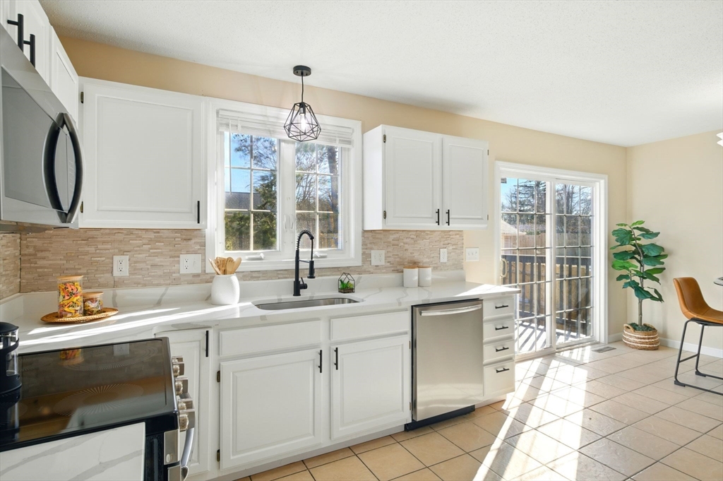 59 Pine Grove Street Springfield, MA 01119 - Photo 12 of 34 Gallery Image 12