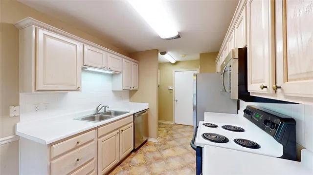 $230,000 | 5401 Hollytree Drive, Unit 1002, Tyler, TX 75703