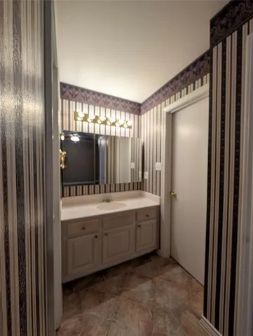 $230,000 | 5401 Hollytree Drive, Unit 1002, Tyler, TX 75703