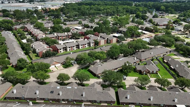 $230,000 | 5401 Hollytree Drive, Unit 1002, Tyler, TX 75703