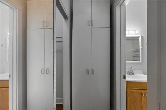 $1,500 | 3727 North Pine Grove Avenue, Unit 214, Chicago, IL 60613