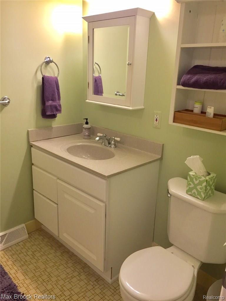 33118 Hearthstone Road Farmington, MI 48334 - Photo 27 of 37 UPDATED FULL BATHROOM