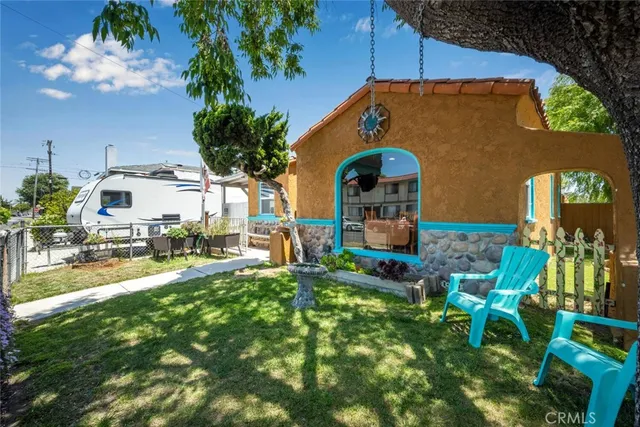 a view of a house with a backyard