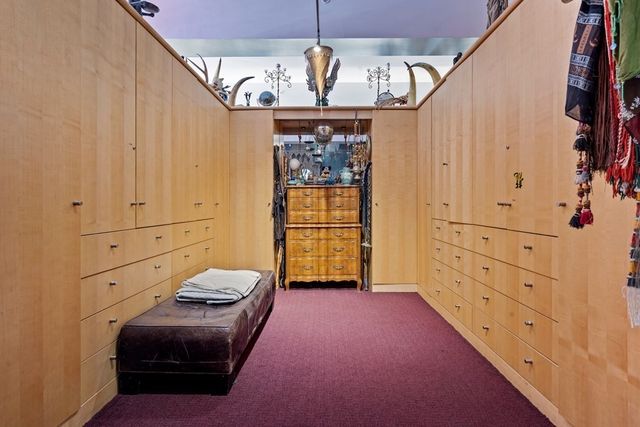 a view of livingroom with furniture