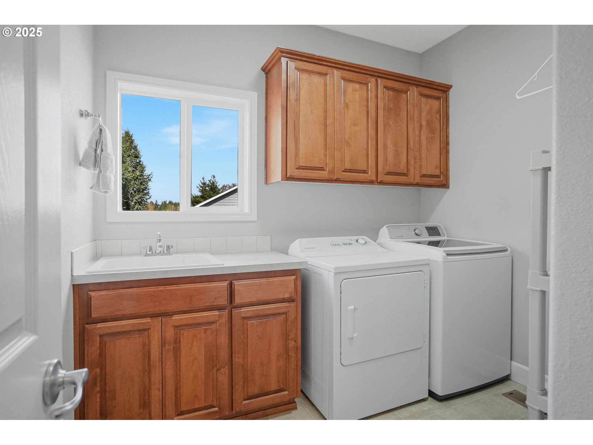 1832 Northwest Olivia Circle Albany, OR 97321 - Photo 28 of 48 a utility room with dryer and washer