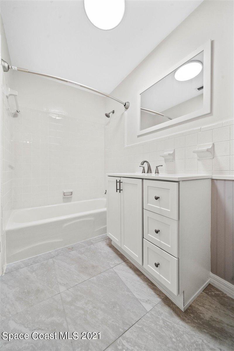 2331 Warwick Road Melbourne, FL 32935 - Photo 25 of 29 Guest Bathroom