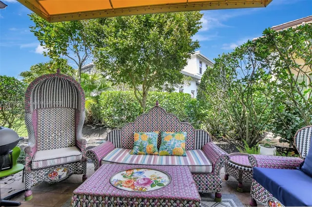 a view of outdoor space yard and front view of a house