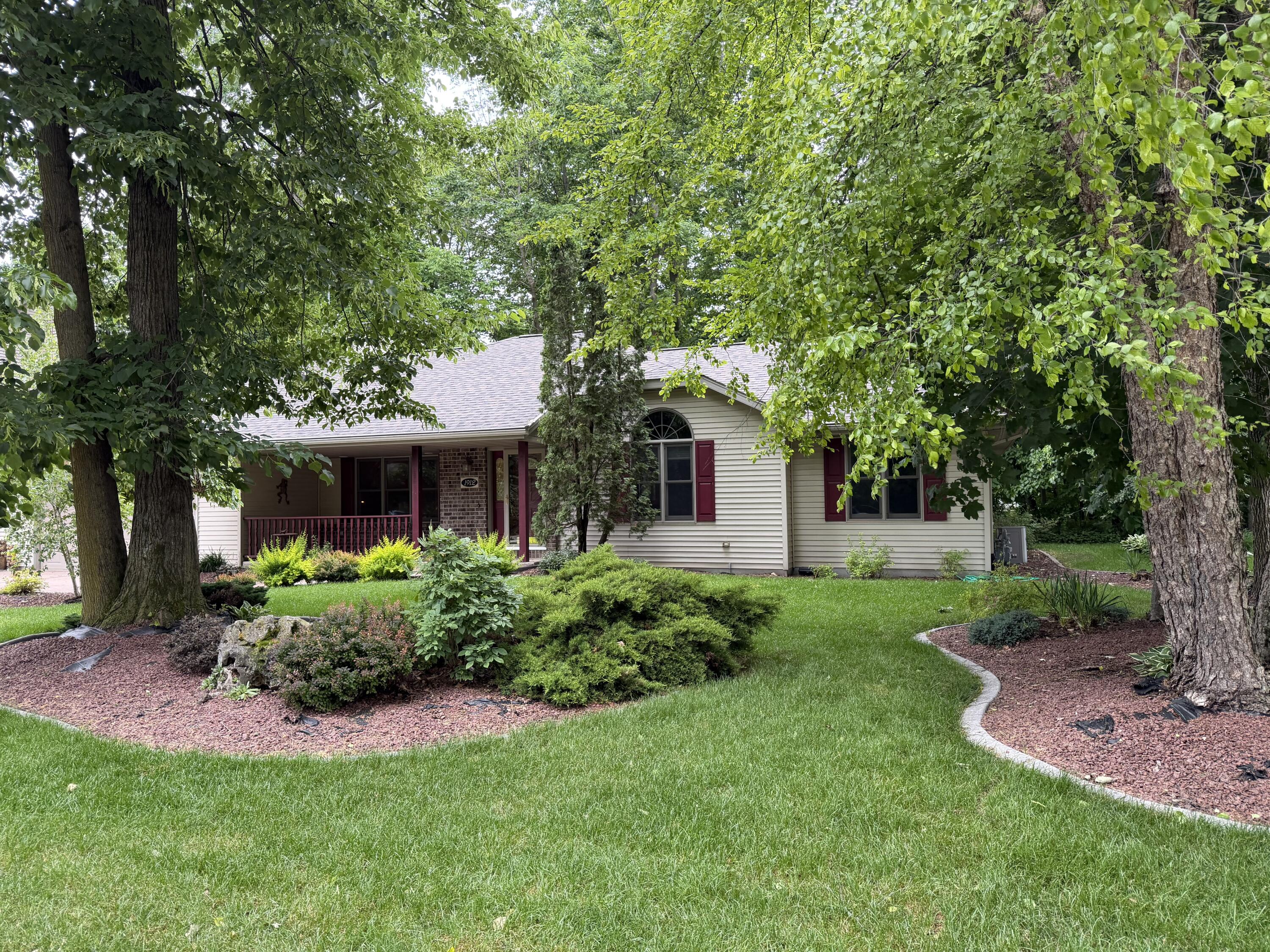 1912 Mapletree Road Howards Grove, WI 53083 - Photo 2 of 13 IMG_2642