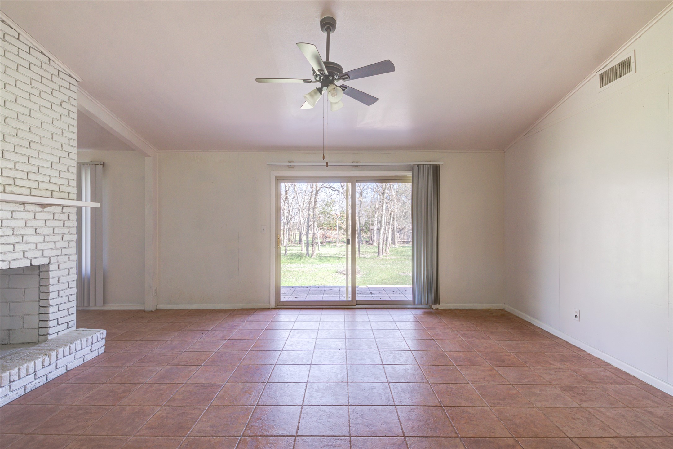 11811 Sleepy Hollow Road Manchaca, TX 78652 - Photo 19 of 35 a view of an empty room with a window
