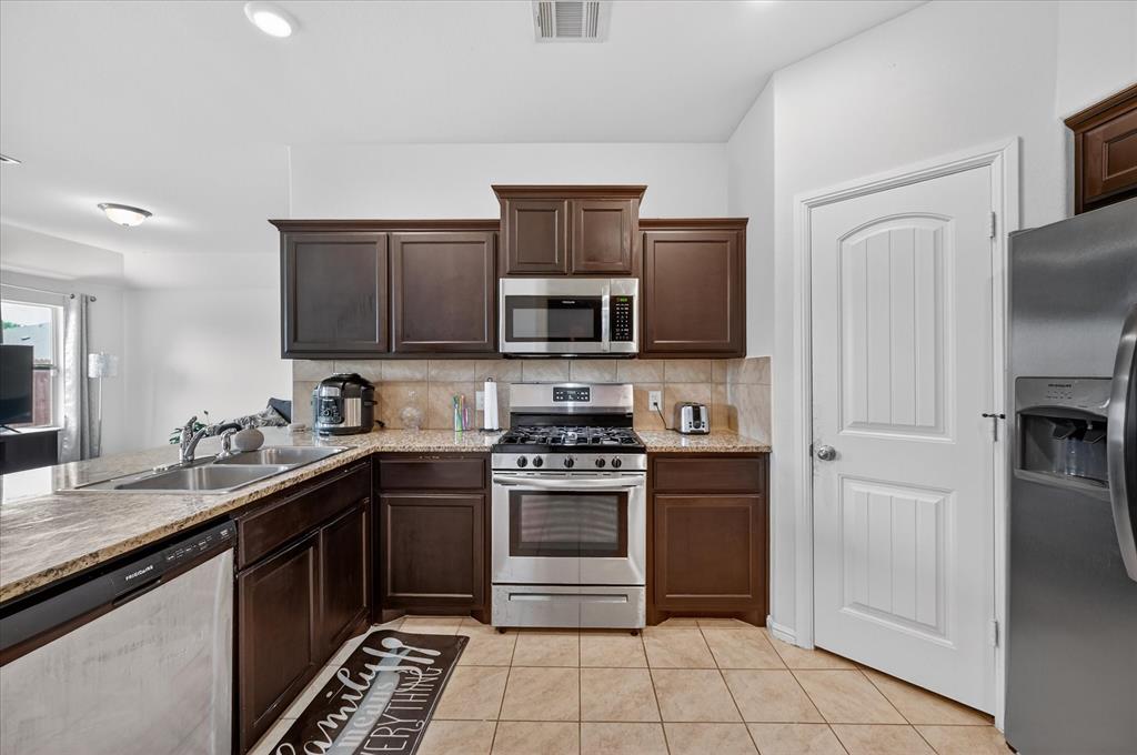 824 Rutherford Drive Crowley, TX 76036 - Photo 3 of 39