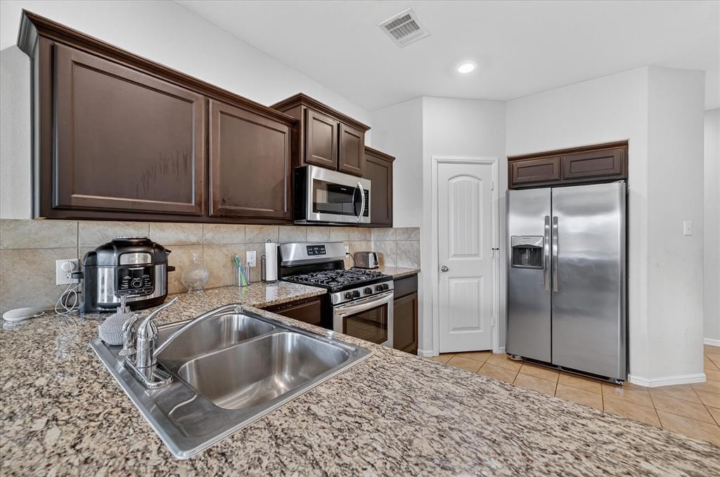 824 Rutherford Drive Crowley, TX 76036 - Photo 10 of 39