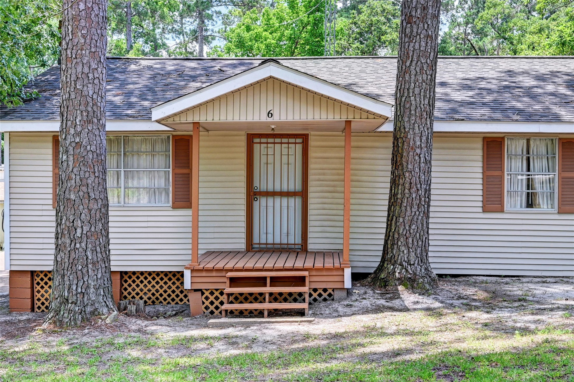 6 Hickory Hollow Road Huntsville, TX 77320 - Photo 3 of 44 a small barn with a small yard and a large window