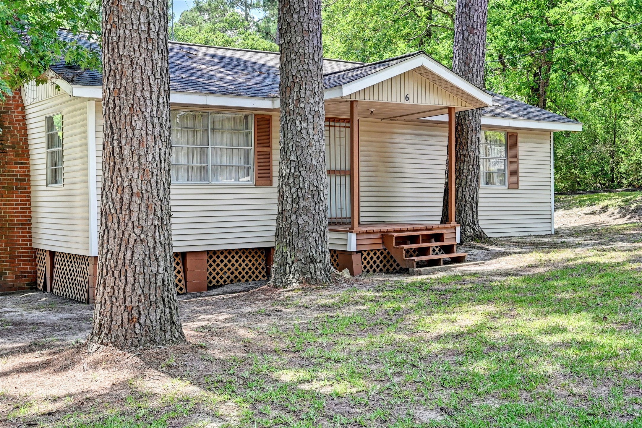 6 Hickory Hollow Road Huntsville, TX 77320 - Photo 5 of 44 a front view of a house with garden