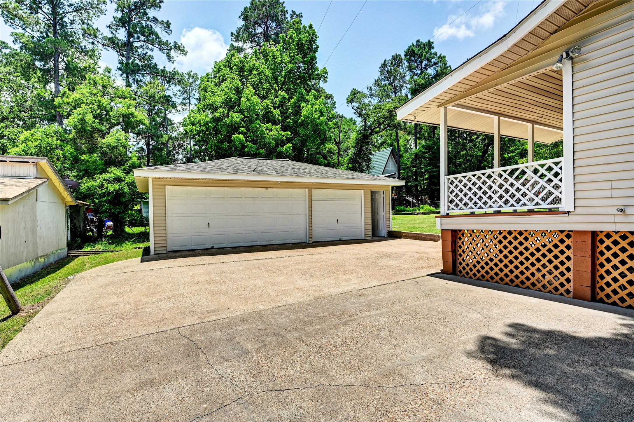6 Hickory Hollow Road Huntsville, TX 77320 - Photo 7 of 44 a front view of a house with a garage