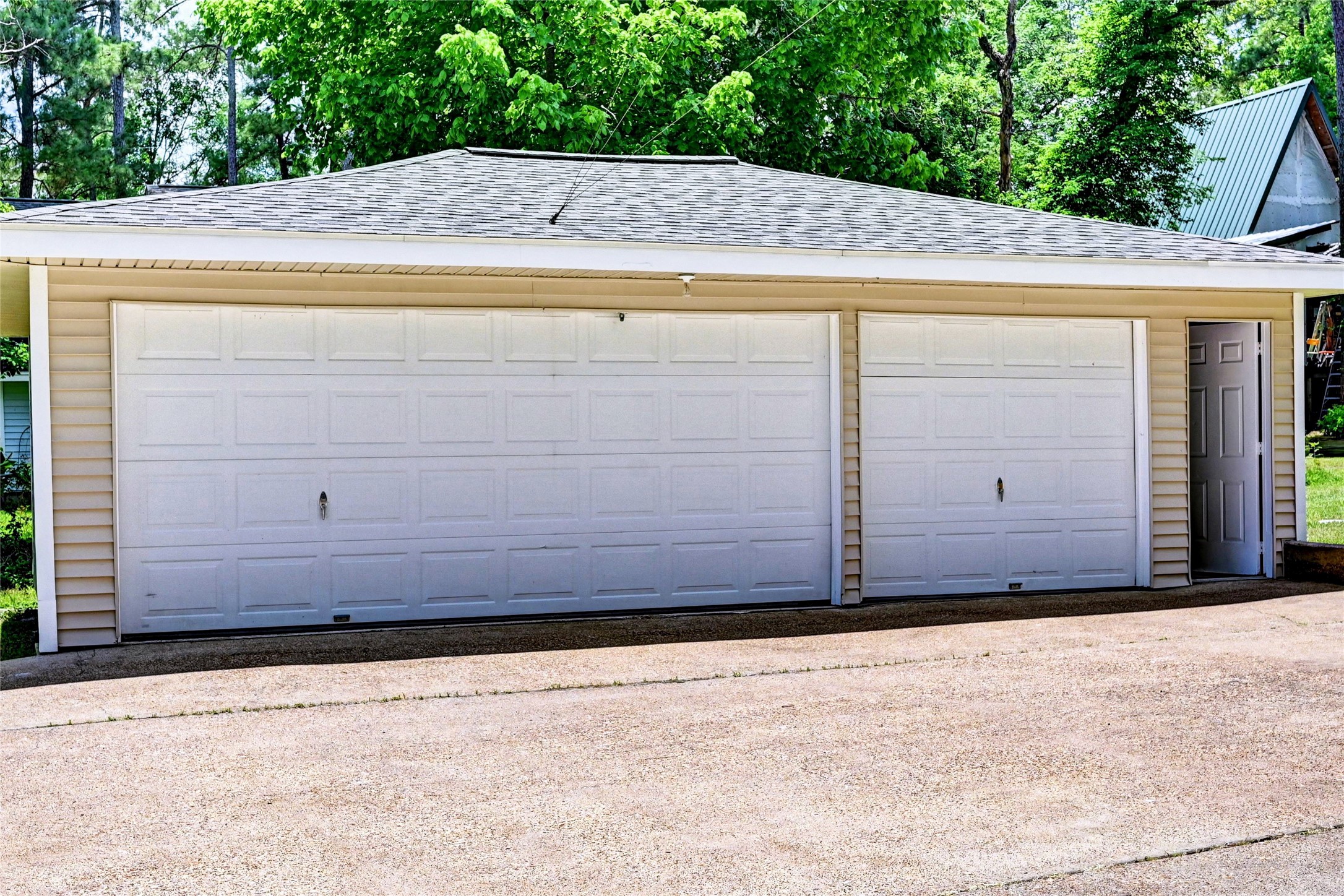 6 Hickory Hollow Road Huntsville, TX 77320 - Photo 8 of 44 a view of a garage