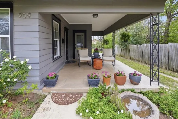 a view of a house with backyard and a garden