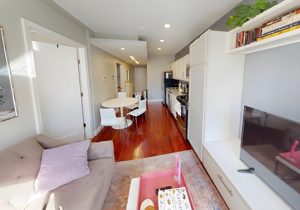 9 Anderson Street, Unit 2R Boston, MA 02114 - Photo 6 of 9